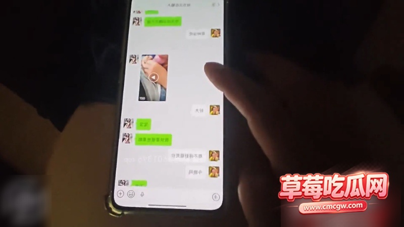 窗帘外朋友在客厅休息 9 窗帘外朋友在客厅休息 9