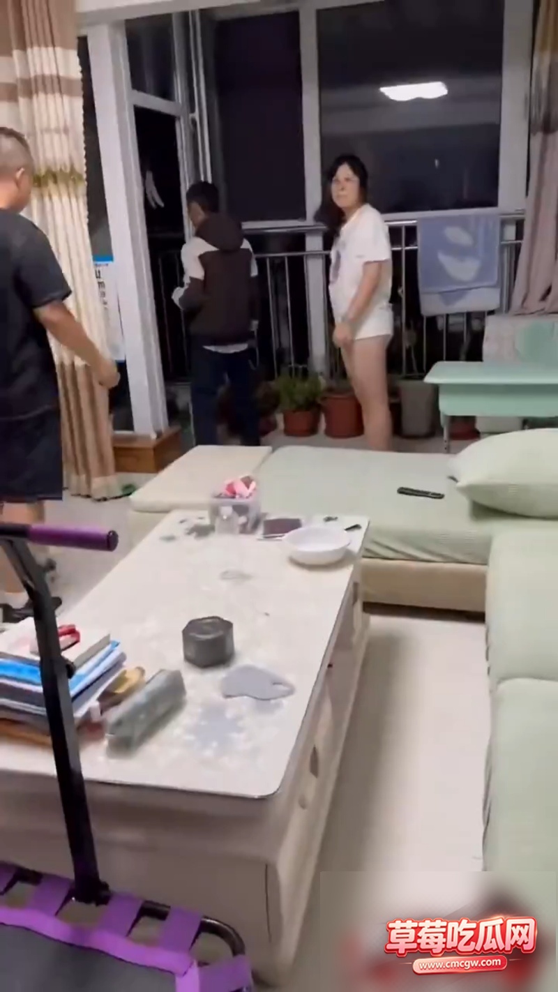 跑到别人家里偷情淫妻当场被抓 1 跑到别人家里偷情淫妻当场被抓 1