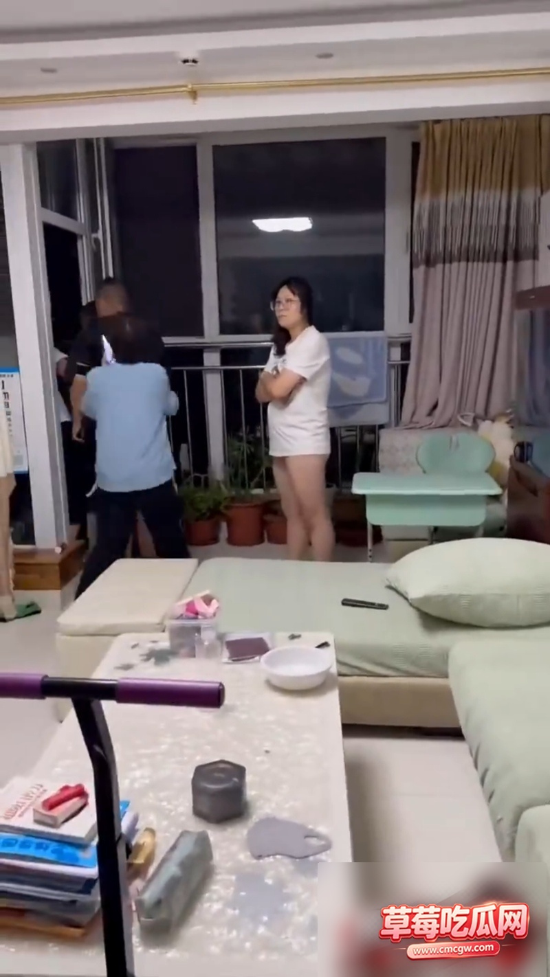 跑到别人家里偷情淫妻当场被抓 2 跑到别人家里偷情淫妻当场被抓 2