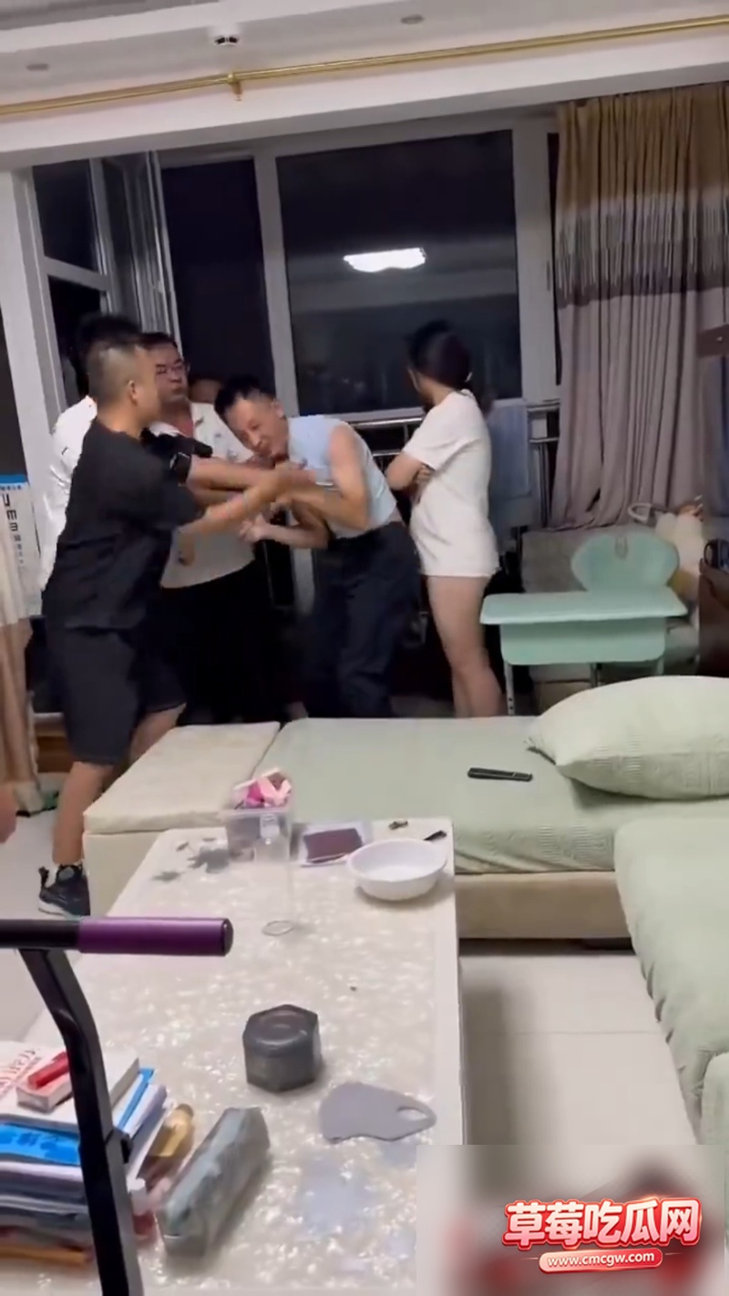 跑到别人家里偷情淫妻当场被抓 3 跑到别人家里偷情淫妻当场被抓 3