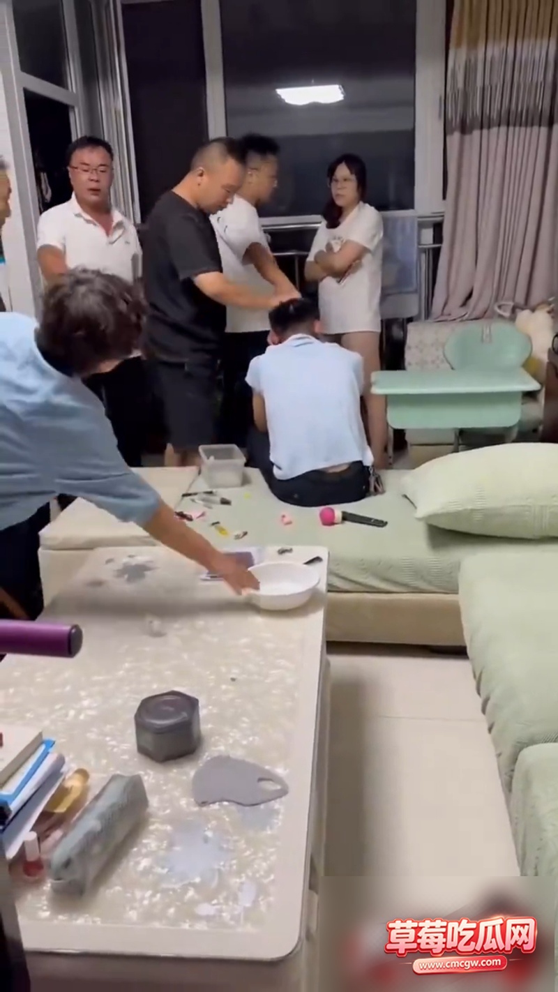 跑到别人家里偷情淫妻当场被抓 5 跑到别人家里偷情淫妻当场被抓 5