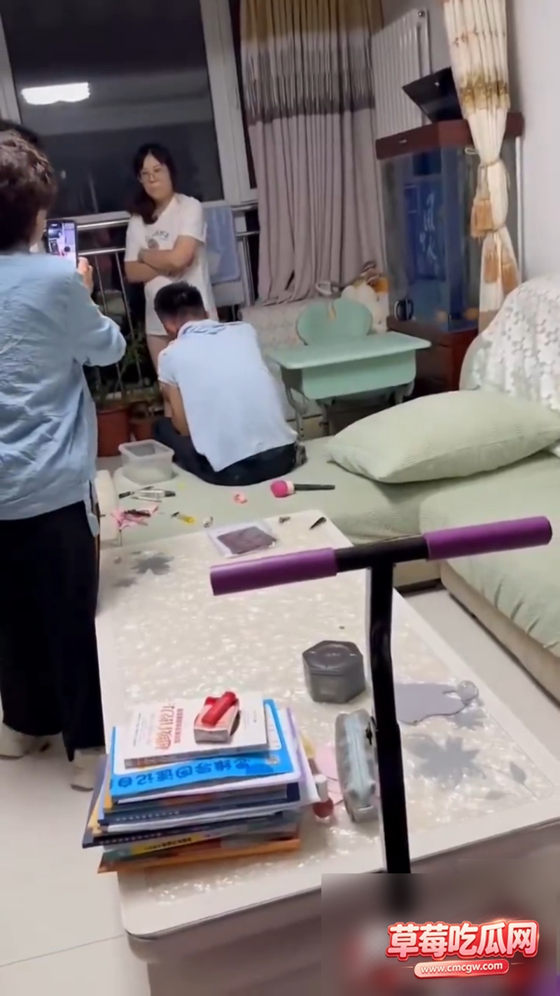 跑到别人家里偷情淫妻当场被抓 7 跑到别人家里偷情淫妻当场被抓 7