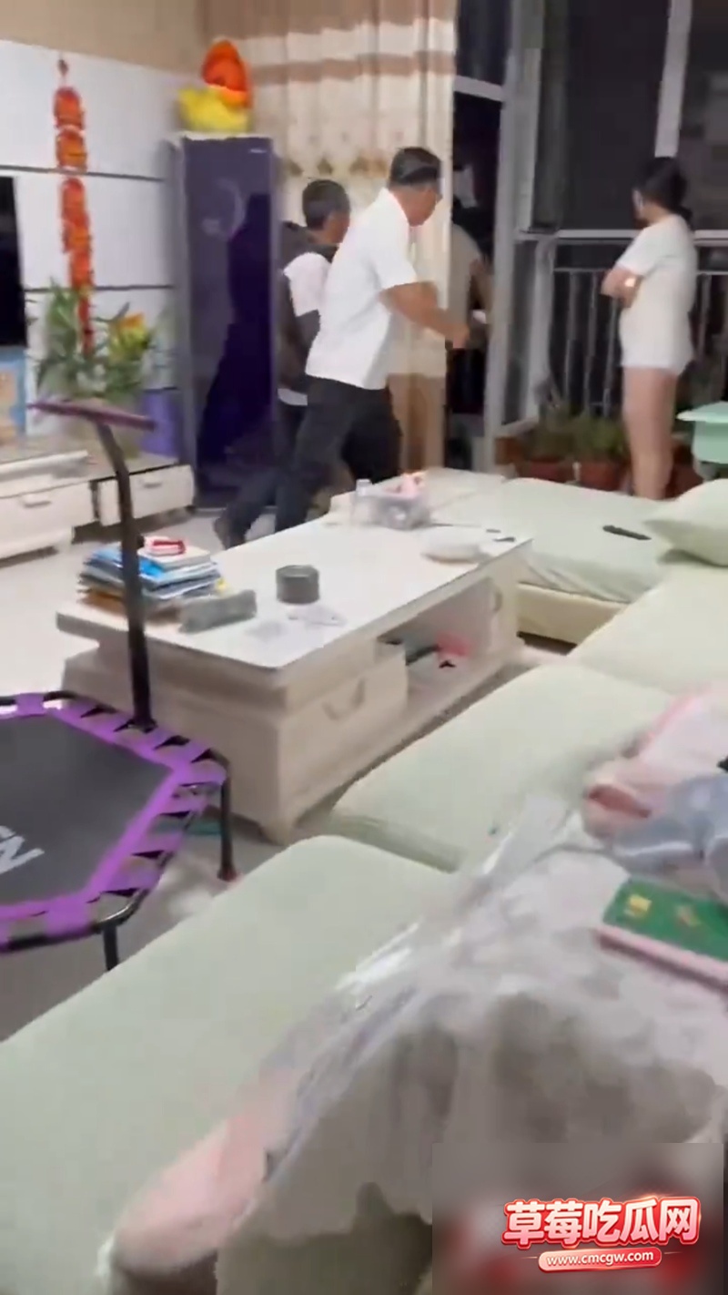跑到别人家里偷情淫妻当场被抓 8 跑到别人家里偷情淫妻当场被抓 8