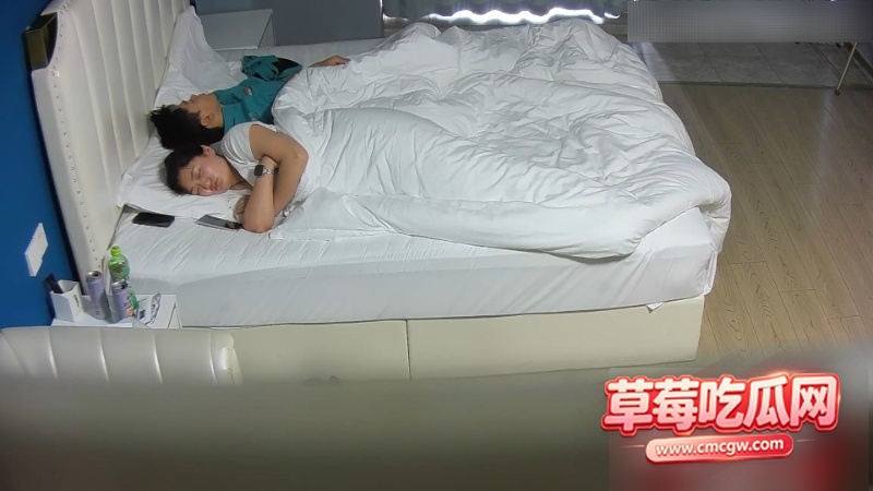 专心刷剧的肥臀女友 10
