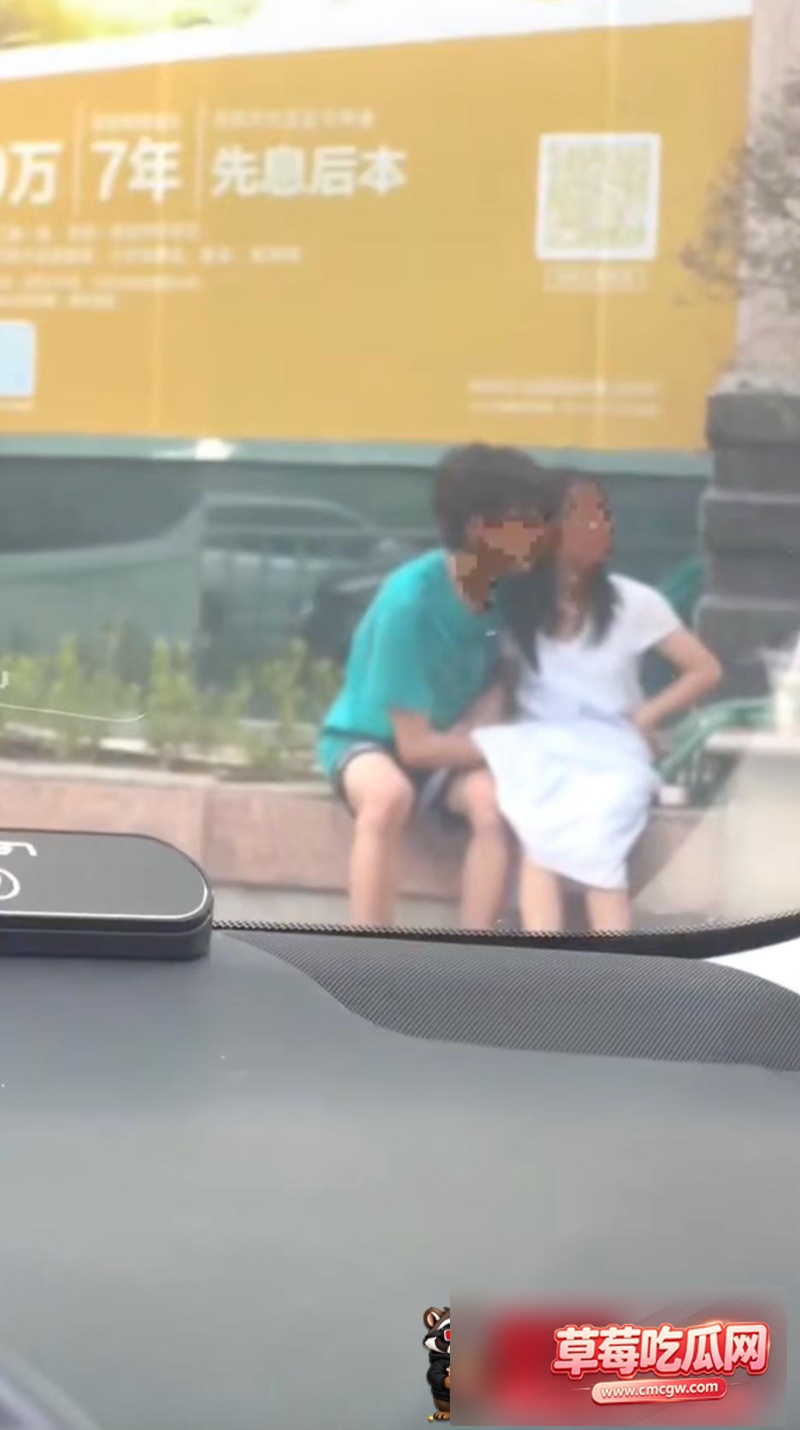 饥渴小情侣大街当众亲密2 饥渴小情侣大街当众亲密2