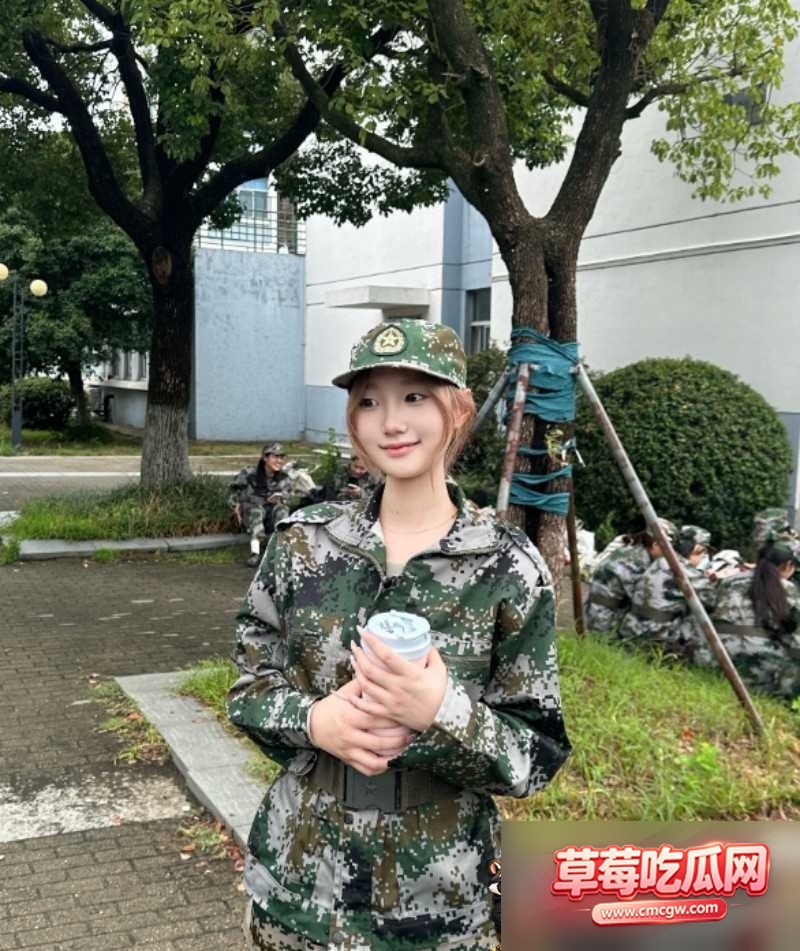 女大杨姝彤军训时和男友 13