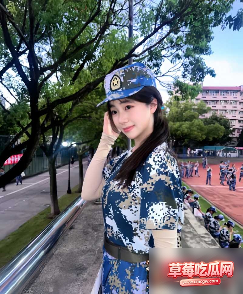 女大杨姝彤军训时和男友 14