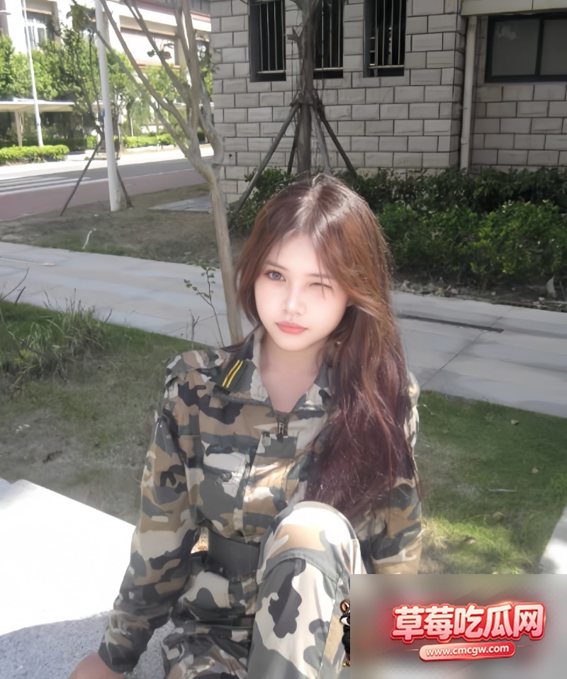女大杨姝彤军训时和男友 15
