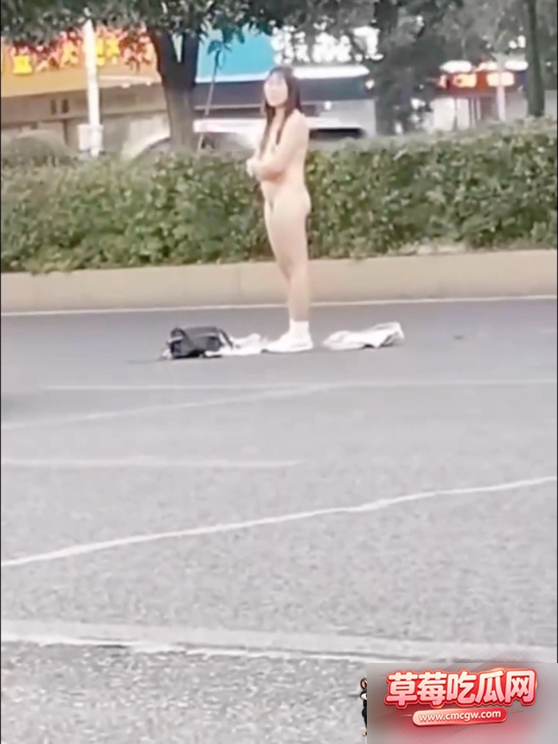 邵阳高铁站旁一女子全裸 2 邵阳高铁站旁一女子全裸 2