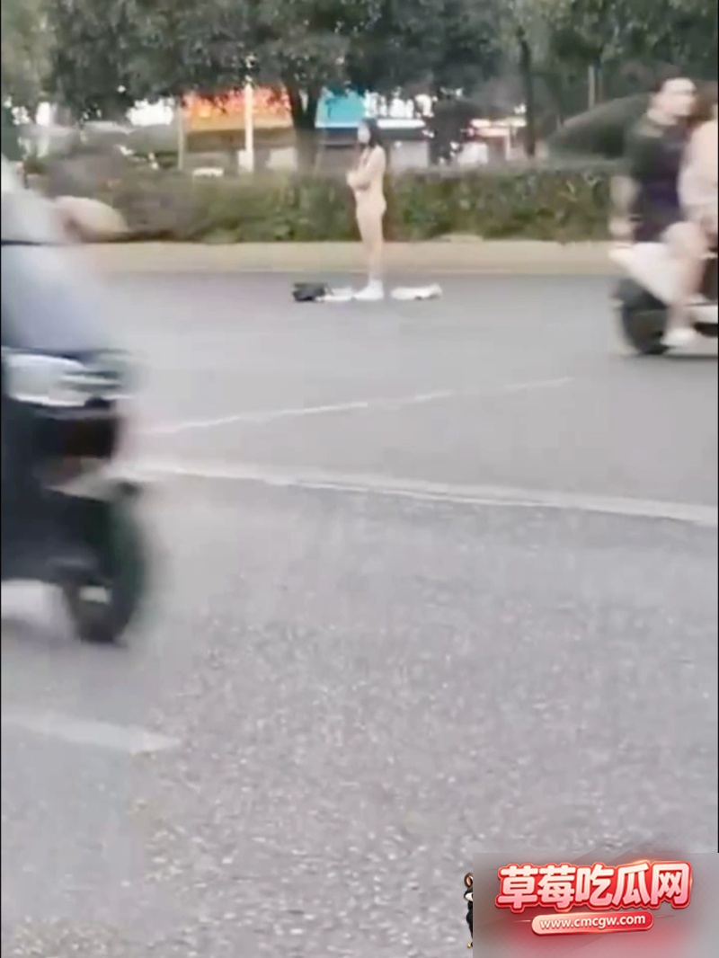 邵阳高铁站旁一女子全裸 3 邵阳高铁站旁一女子全裸 3