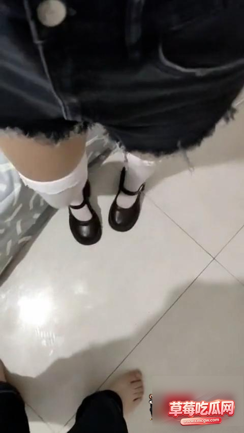 原创视频老姐交男友后不让我碰,半强迫的上了她 3 原创视频老姐交男友后不让我碰,半强迫的上了她 3