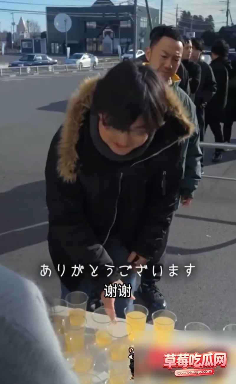 日本端庄人妻街头派发圣水1 日本端庄人妻街头派发圣水1