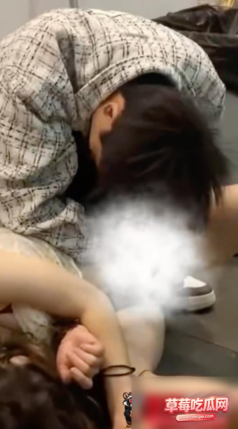 烧烤店后厨当众直接开操3 烧烤店后厨当众直接开操3