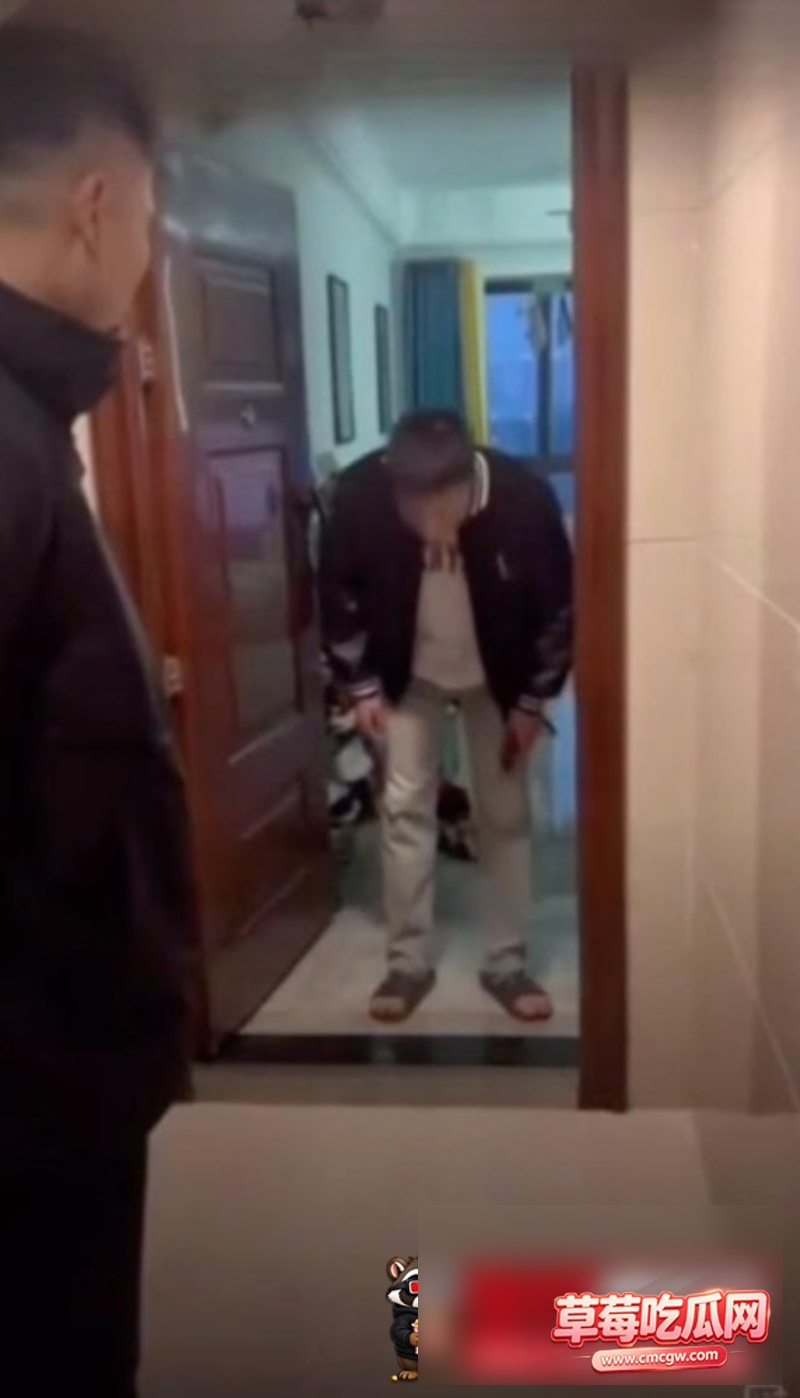 小伙纸条求包养被教训1 小伙纸条求包养被教训1