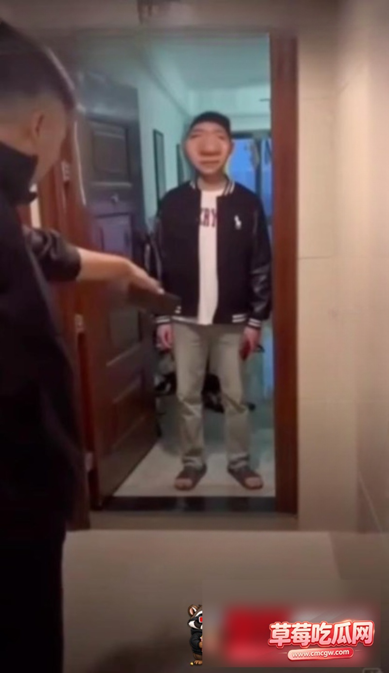小伙纸条求包养被教训2 小伙纸条求包养被教训2