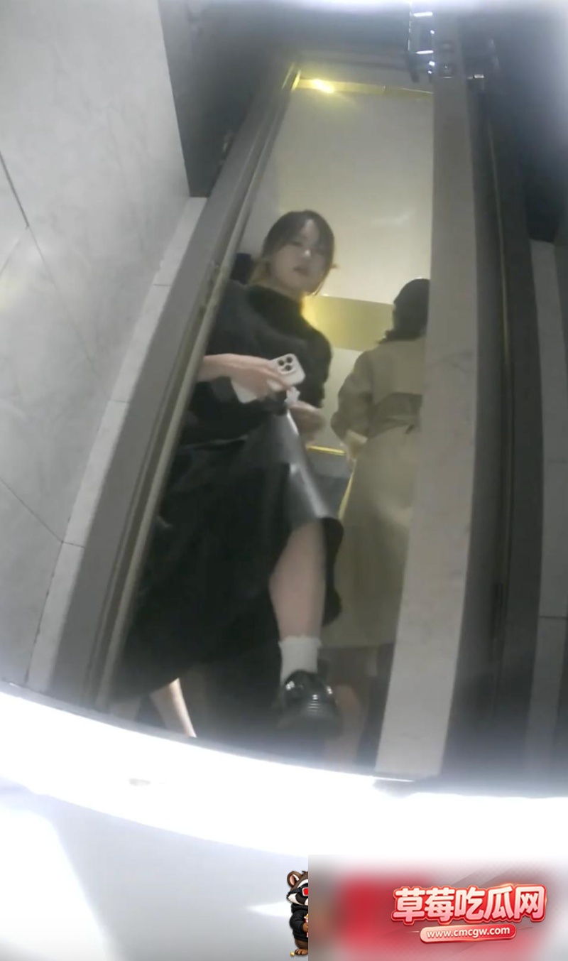 酒吧女厕偷拍系列1 酒吧女厕偷拍系列1