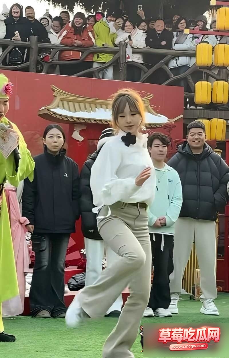 黑白条纹女孩下腰走光1 黑白条纹女孩下腰走光1
