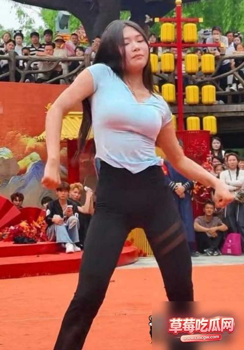 黑白条纹女孩下腰走光2 黑白条纹女孩下腰走光2
