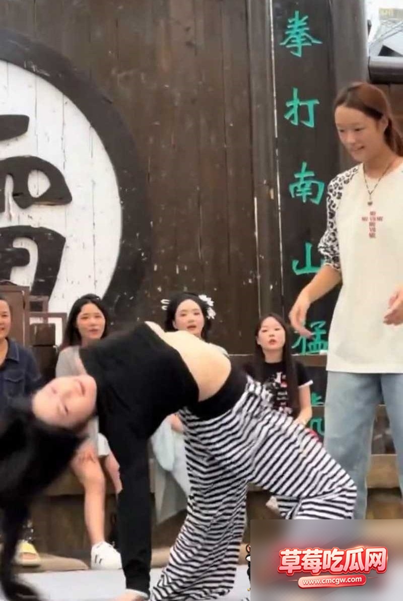 黑白条纹女孩下腰走光3 黑白条纹女孩下腰走光3