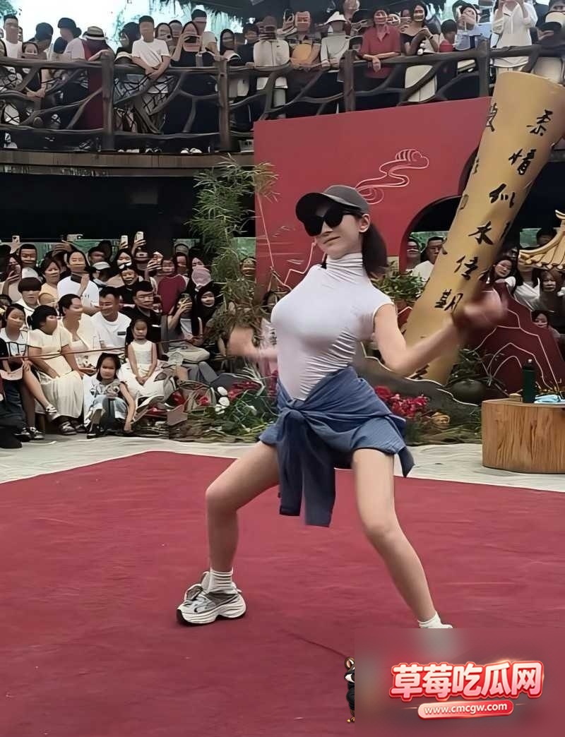 黑白条纹女孩下腰走光7 黑白条纹女孩下腰走光7