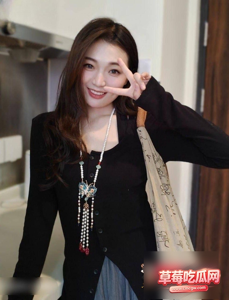 丰满型女大 白嫩美乳黑丝调教 大力口交 内射骚穴深处 4 丰满型女大 白嫩美乳黑丝调教 大力口交 内射骚穴深处 4