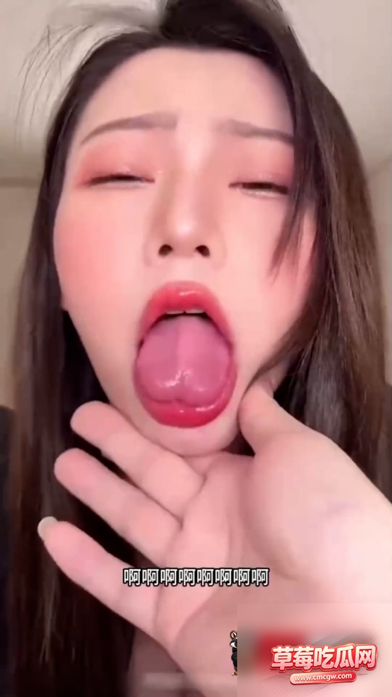 巨乳熟女，舔舐时的表情与动作形成了鲜明的反差。 1
