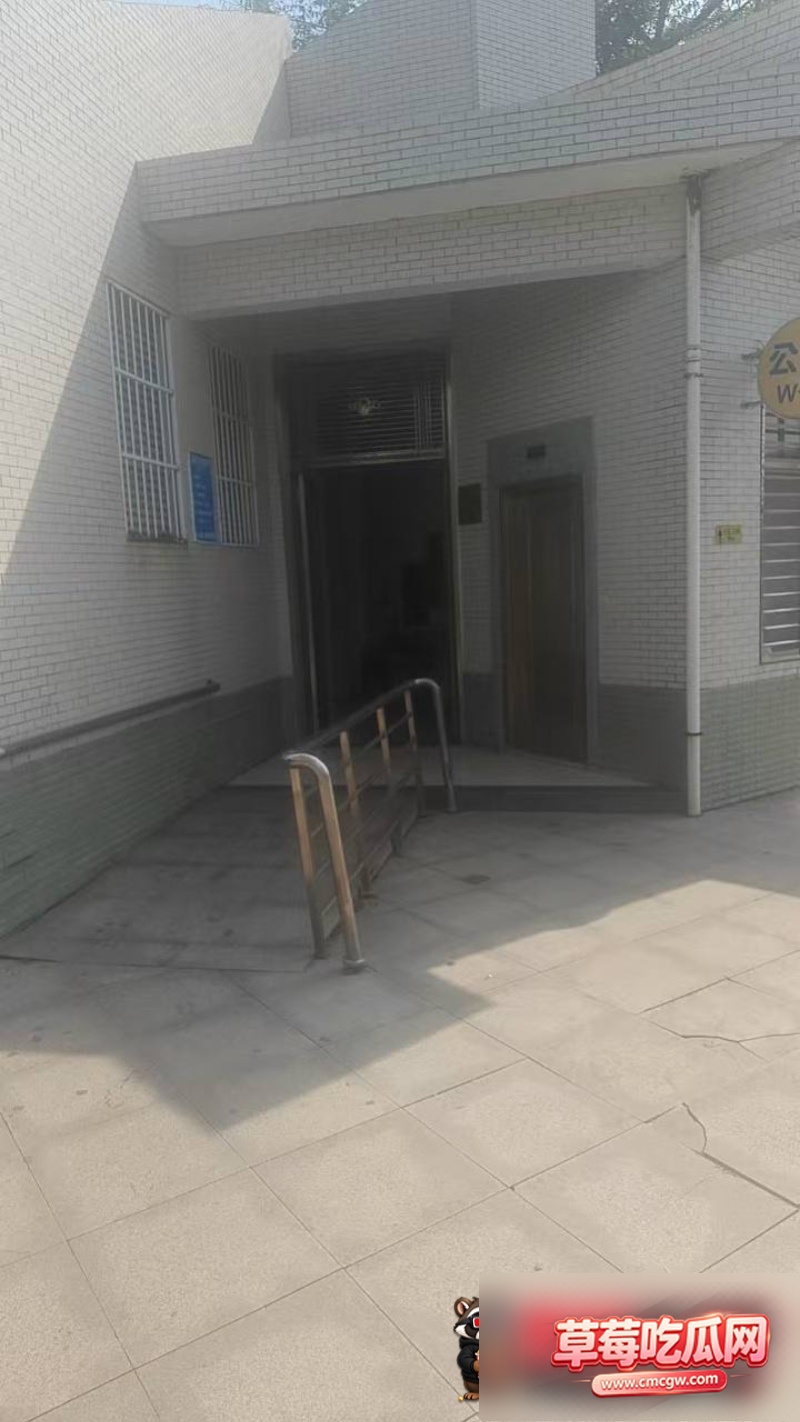 外卖小哥公厕蹲坑遭基佬鸟洞偷袭2 外卖小哥公厕蹲坑遭基佬鸟洞偷袭2