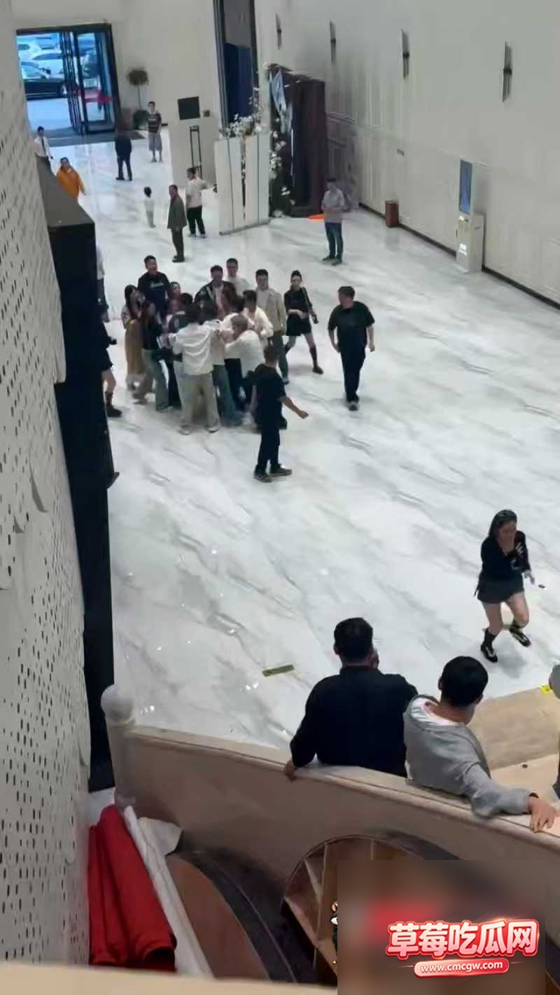 这个男人有三个老婆,同一天在同家酒店楼上楼下同时办婚宴和满月酒,堪称魔幻现实版时间管理大师。 1 这个男人有三个老婆,同一天在同家酒店楼上楼下同时办婚宴和满月酒,堪称魔幻现实版时间管理大师。 1