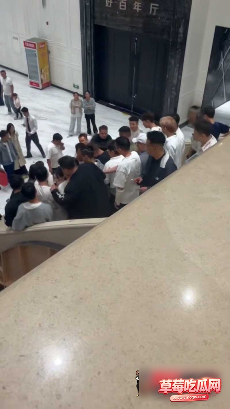这个男人有三个老婆,同一天在同家酒店楼上楼下同时办婚宴和满月酒,堪称魔幻现实版时间管理大师。 2 这个男人有三个老婆,同一天在同家酒店楼上楼下同时办婚宴和满月酒,堪称魔幻现实版时间管理大师。 2