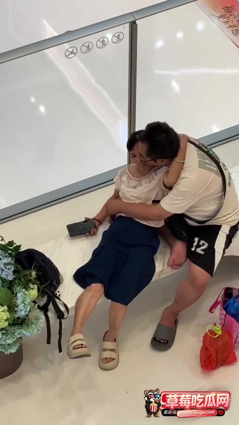 商场长椅上的小伙黏着阿姨公开拥吻三分多钟 这软饭吃的少走20年弯路 4 商场长椅上的小伙黏着阿姨公开拥吻三分多钟 这软饭吃的少走20年弯路 4