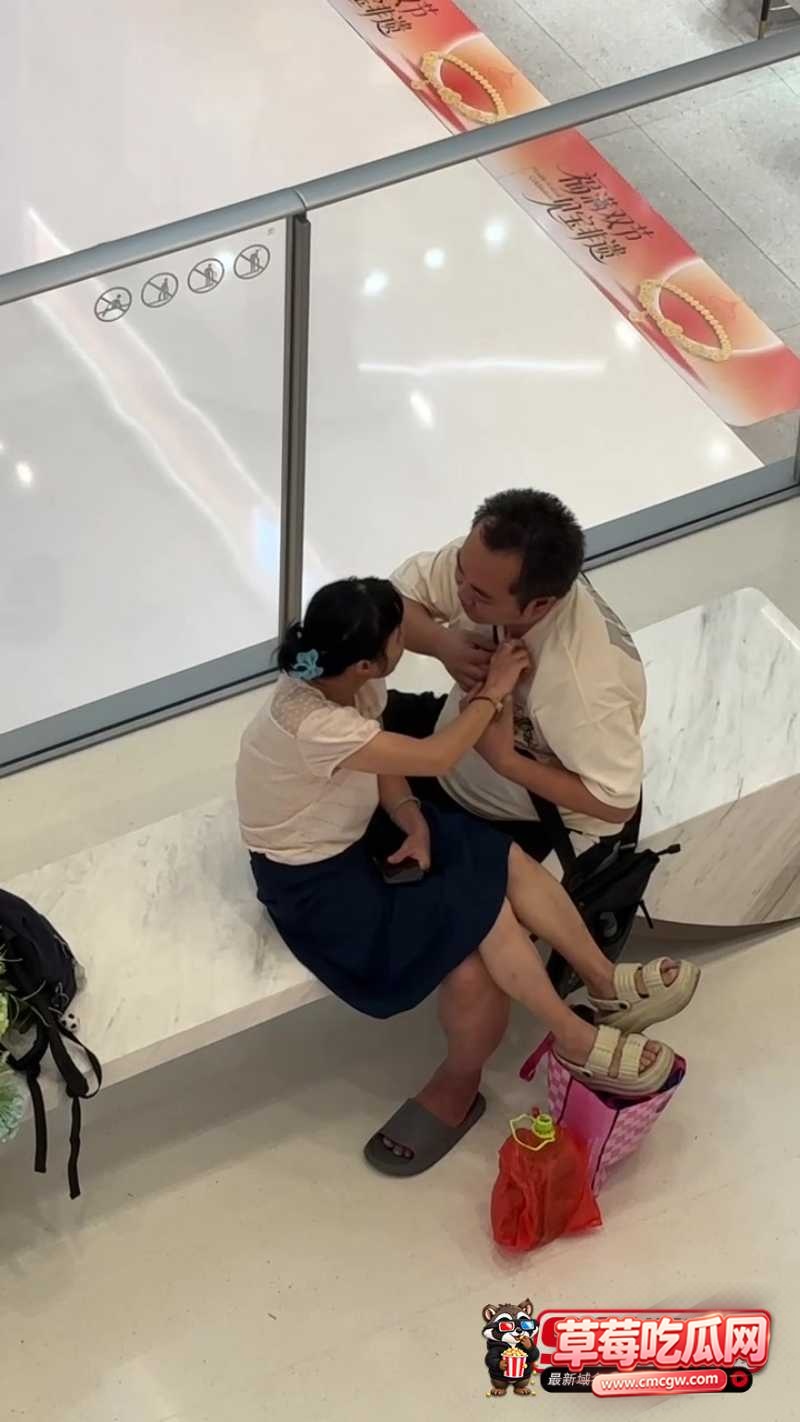 商场长椅上的小伙黏着阿姨公开拥吻三分多钟 这软饭吃的少走20年弯路 5 商场长椅上的小伙黏着阿姨公开拥吻三分多钟 这软饭吃的少走20年弯路 5
