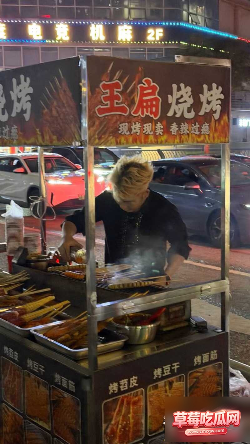 模仿王源网红王扁摆摊遭人殴打 12 模仿王源网红王扁摆摊遭人殴打 12