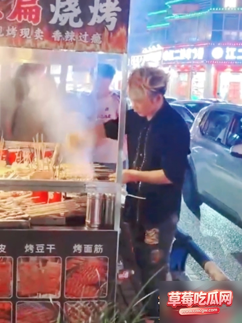 模仿王源网红王扁摆摊遭人殴打 5 模仿王源网红王扁摆摊遭人殴打 5